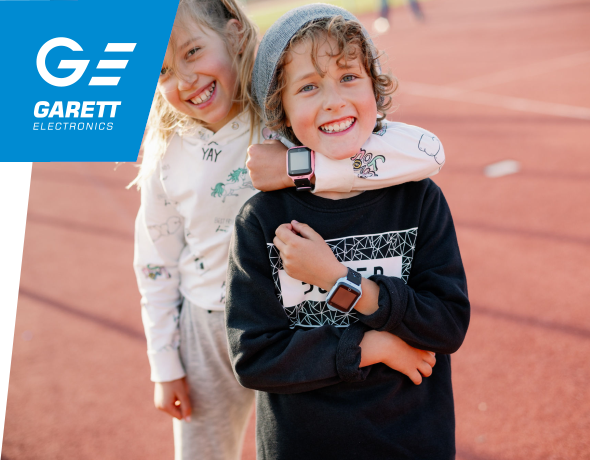 Różowy smartwatch Garett GPS Junior 2 dla dzieci, idealny do nauki i zabawy na świeżym powietrzu.