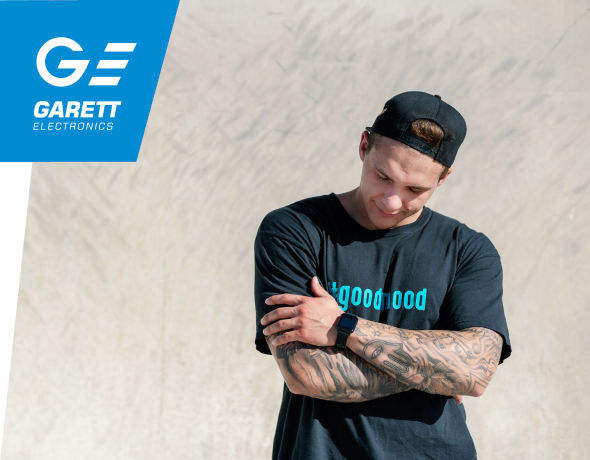 Smartwatch Garett Sport 17 Plus w kolorze niebieskim, idealny dla aktywnych mężczyzn.