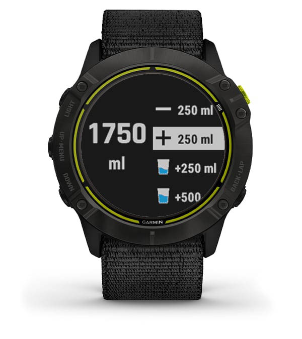 Zegarek sportowy Garmin z czarnym paskiem wyświetlający ilość wypitej wody: 1750 ml, z opcjami dodania.