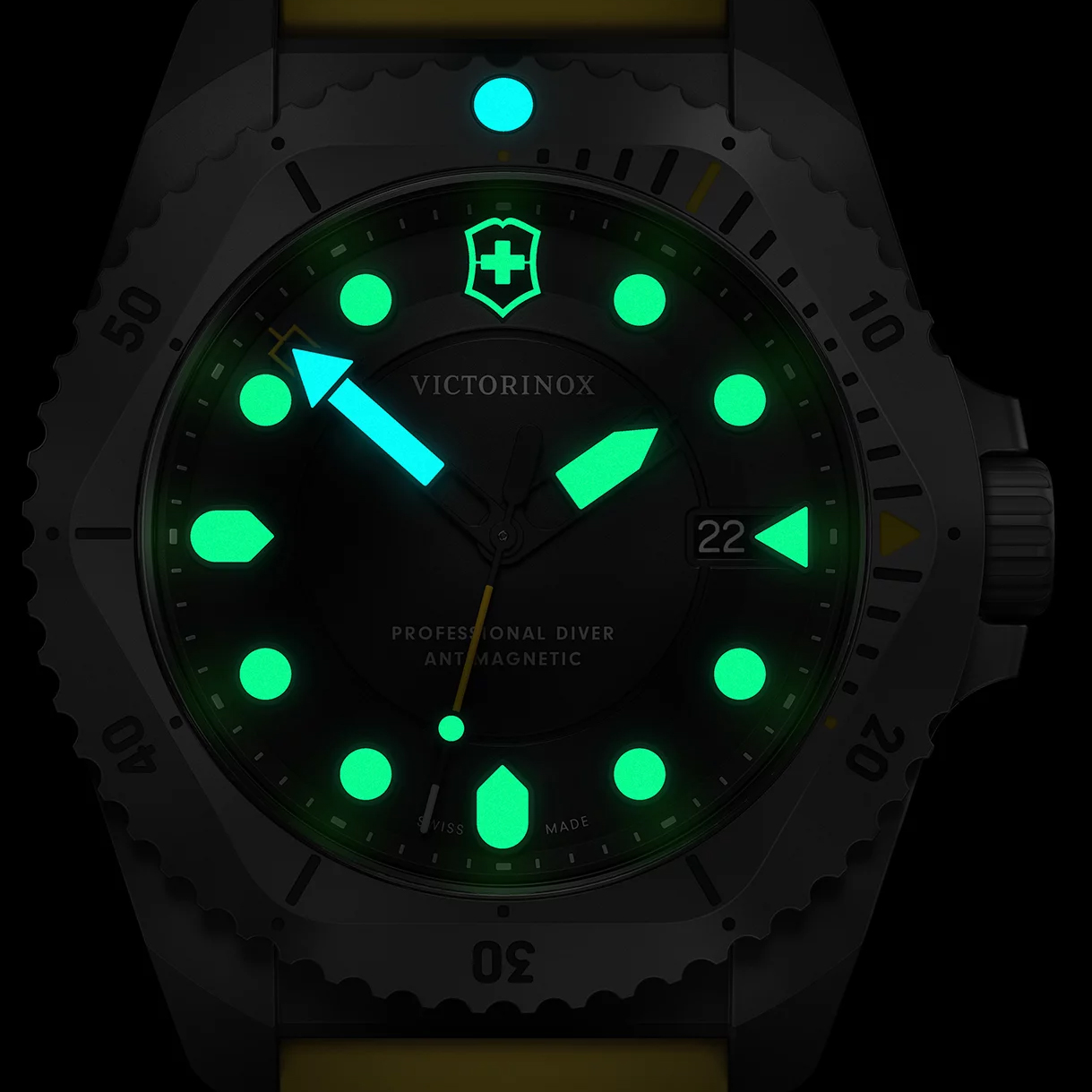 Podświetlenie Super-LumiNova w zegarku Victorinox Dive Pro Quartz Titanium