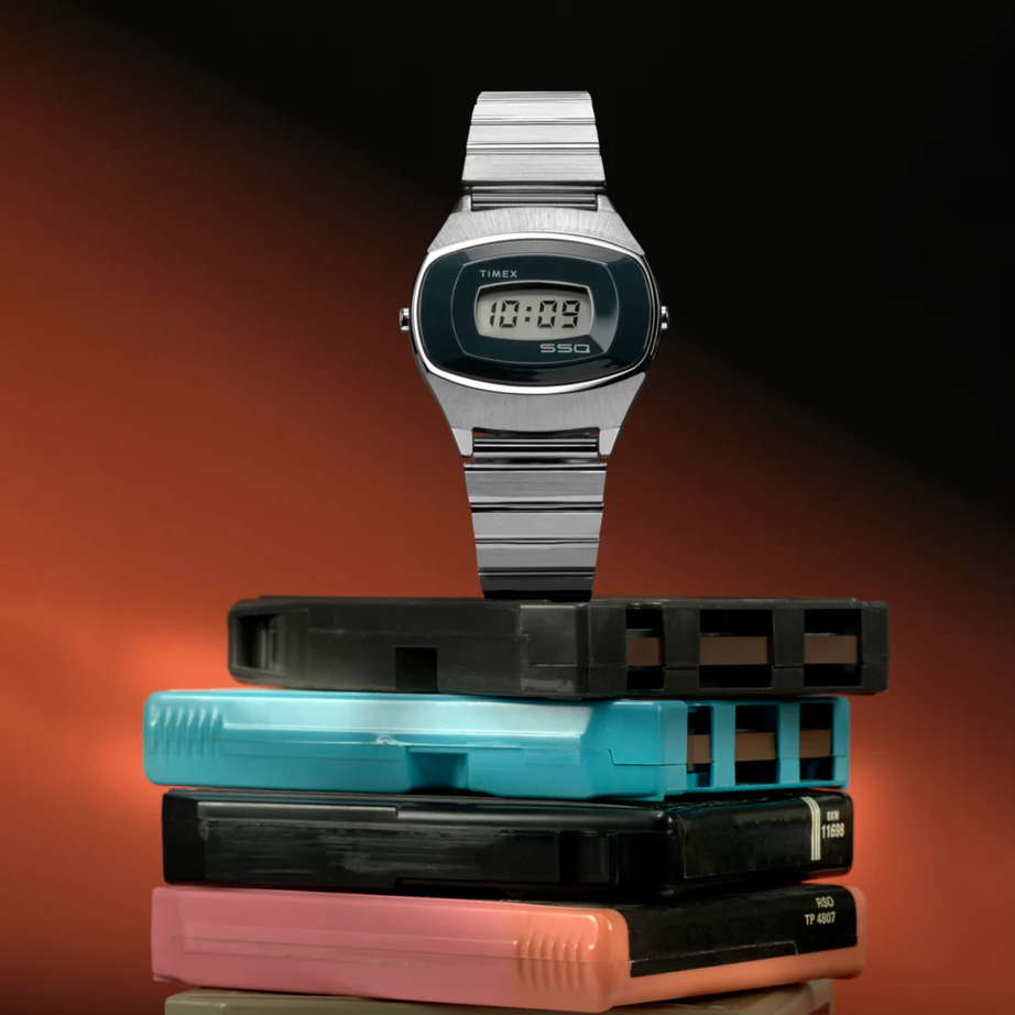 Timex Q Timex 1975 SSQ Digital Reissue TW2Y06100 na bransolecie