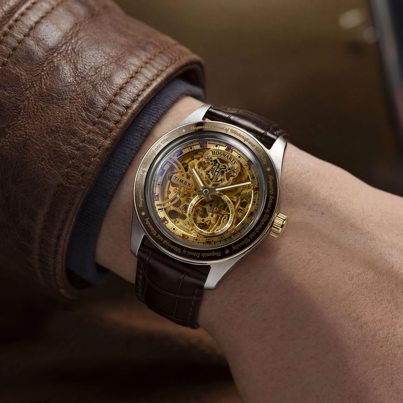 Timex TW2Y75500 Harry Potter x Timex Waterbury Skeleton Automatic na męskim nadgarstku