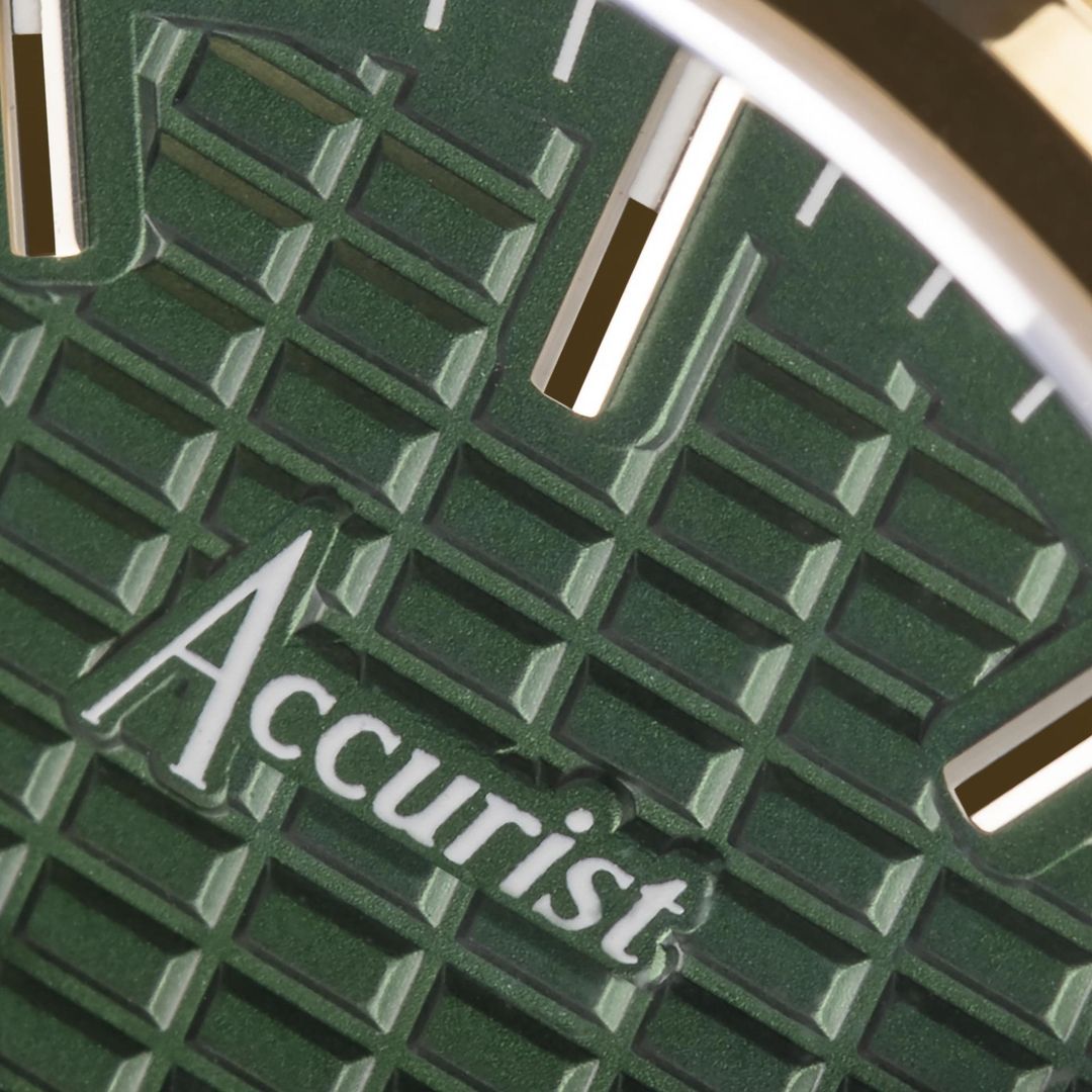 Zegarek Accurist z ciemną, zieloną tarczą o blokowej teksturze