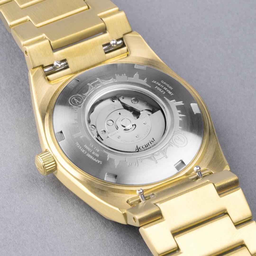 Tył zegarka damskiegp z przeszklonym, zakręcanym deklem ze stali w kopercie w kolorze złota