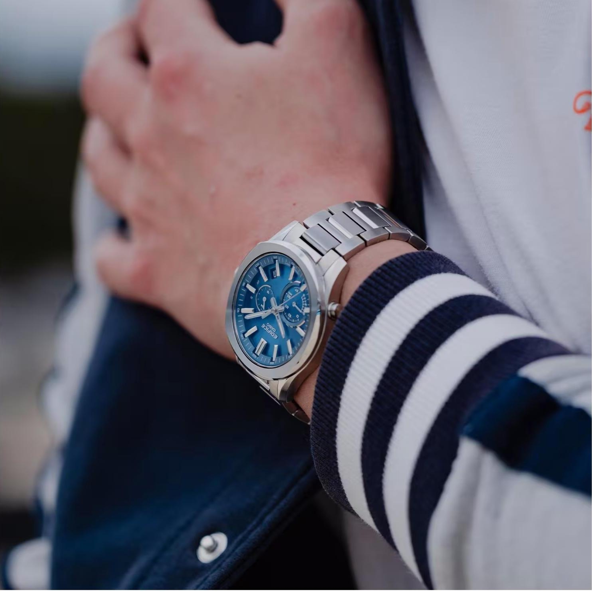 Zegarek w sportowo-eleganckim stylu z niebieską tarczą w stalowej kopercie na stalowej bransolecie