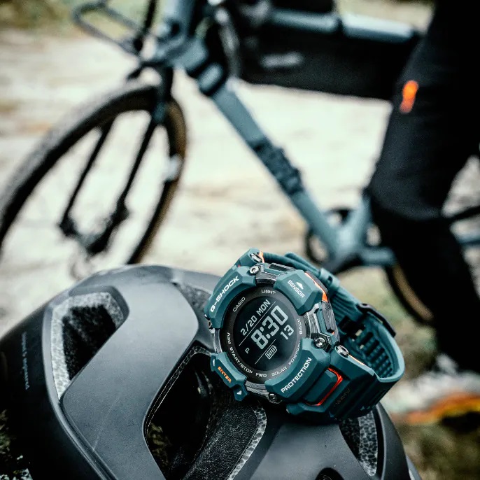 Zegarek G-SHOCK Casio G-SQUAD Heart Rate Monitor Bluetooth na tle rowerzysty GBD-H2000-2ER
