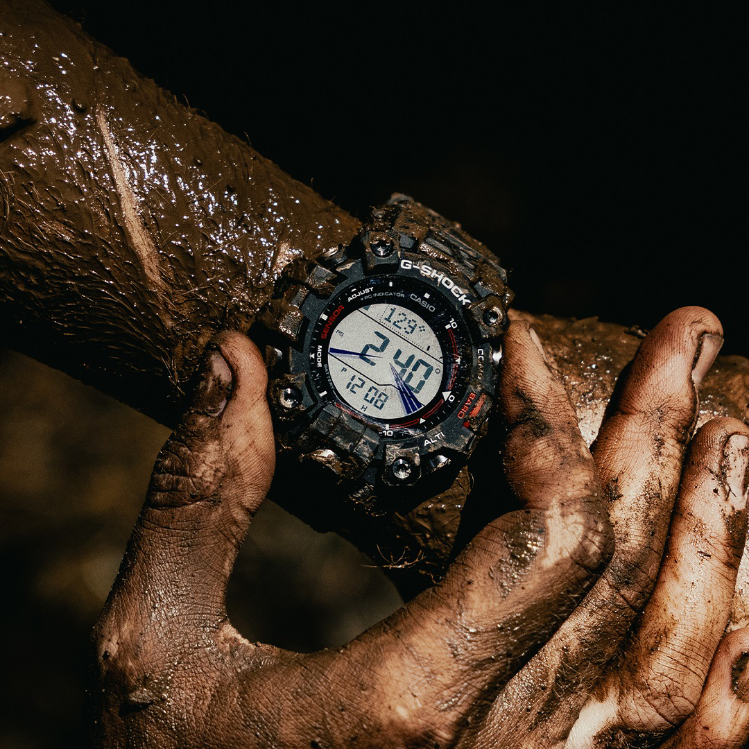 Zegarek GW-9500TLC-1ER Casio G-SHOCK x TEAM LAND CRUISER TOYOTA AUTO BODY na męskim nadgarstku