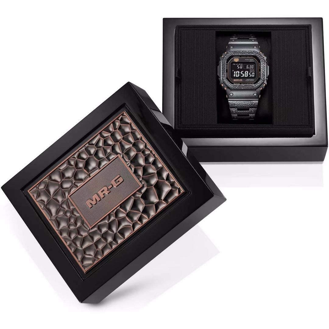 zegarek Casio MRG-B5000HT-1DR z możliwością podłączenia do aplikacji Casio Watches