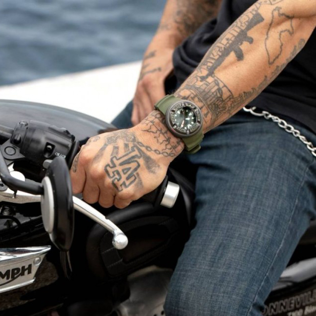 Zegarek Citizen PROMASTER ECO-DRIVE 300M BJ8057-17X na męskim nadgarstku