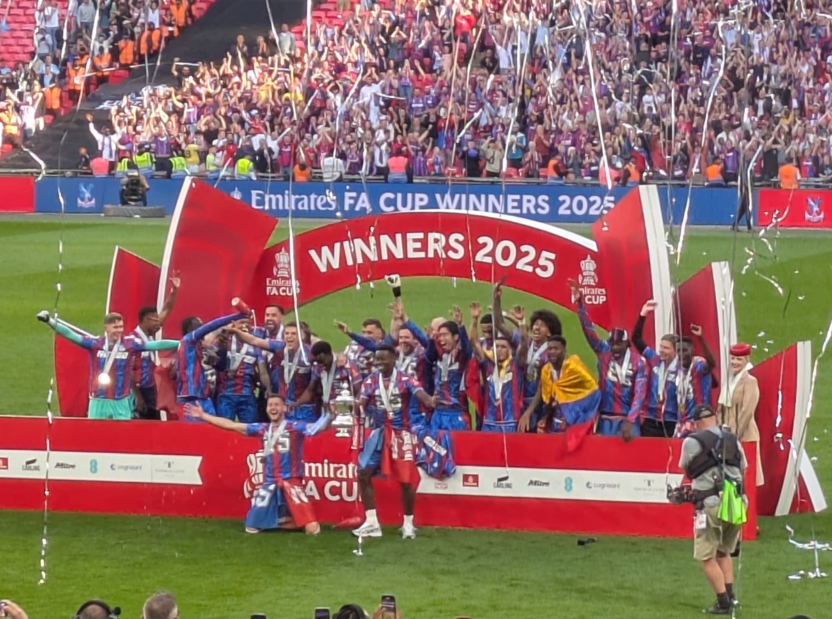 Piłkarze Crystal Palace świętują zdobycie FA Cup 2025 na Wembley - trofeum upamiętnione znacznikiem 25 na tarczach Rotary
