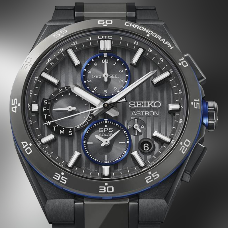 Czarna tarcza z niebieskimi detalami w zegarku Seiko Astron GPS Solar HAB008J1