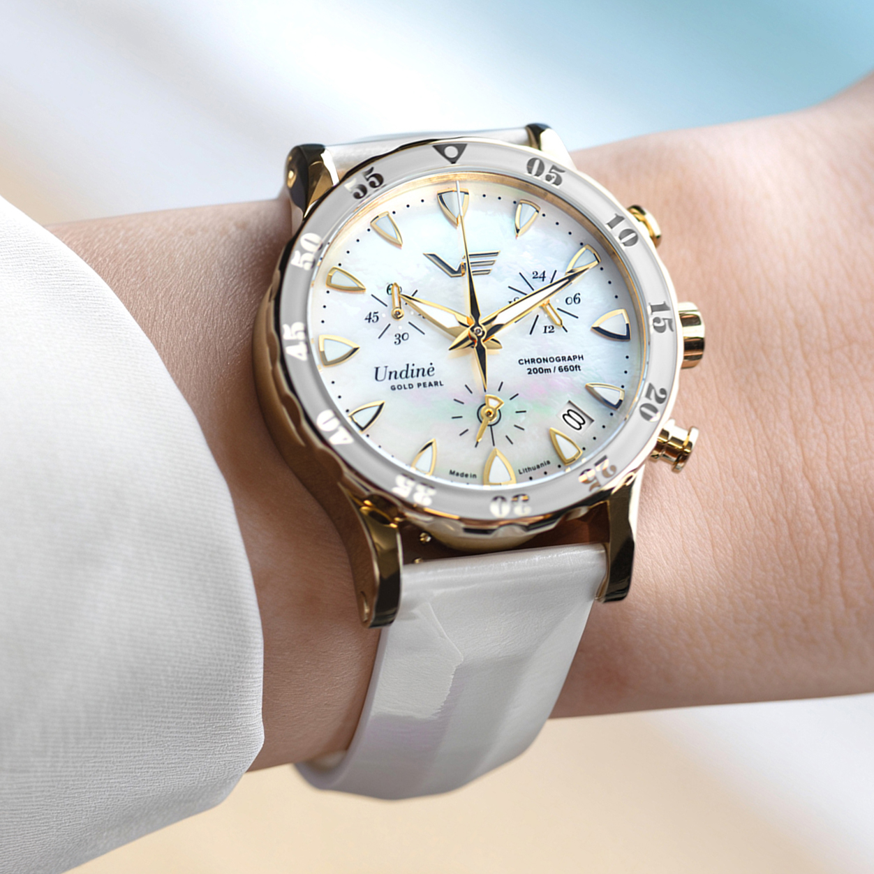 Damski zegarek Vostok Europe Undine Gold Pearl VK68-515B800 na nadgarstku