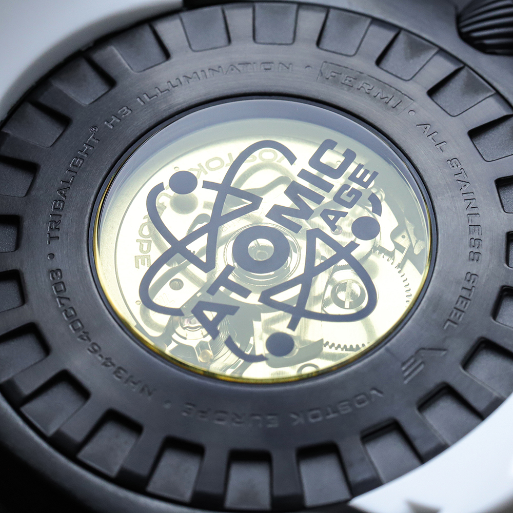 Przejrzysty dekiel w zegarku Atomic Age