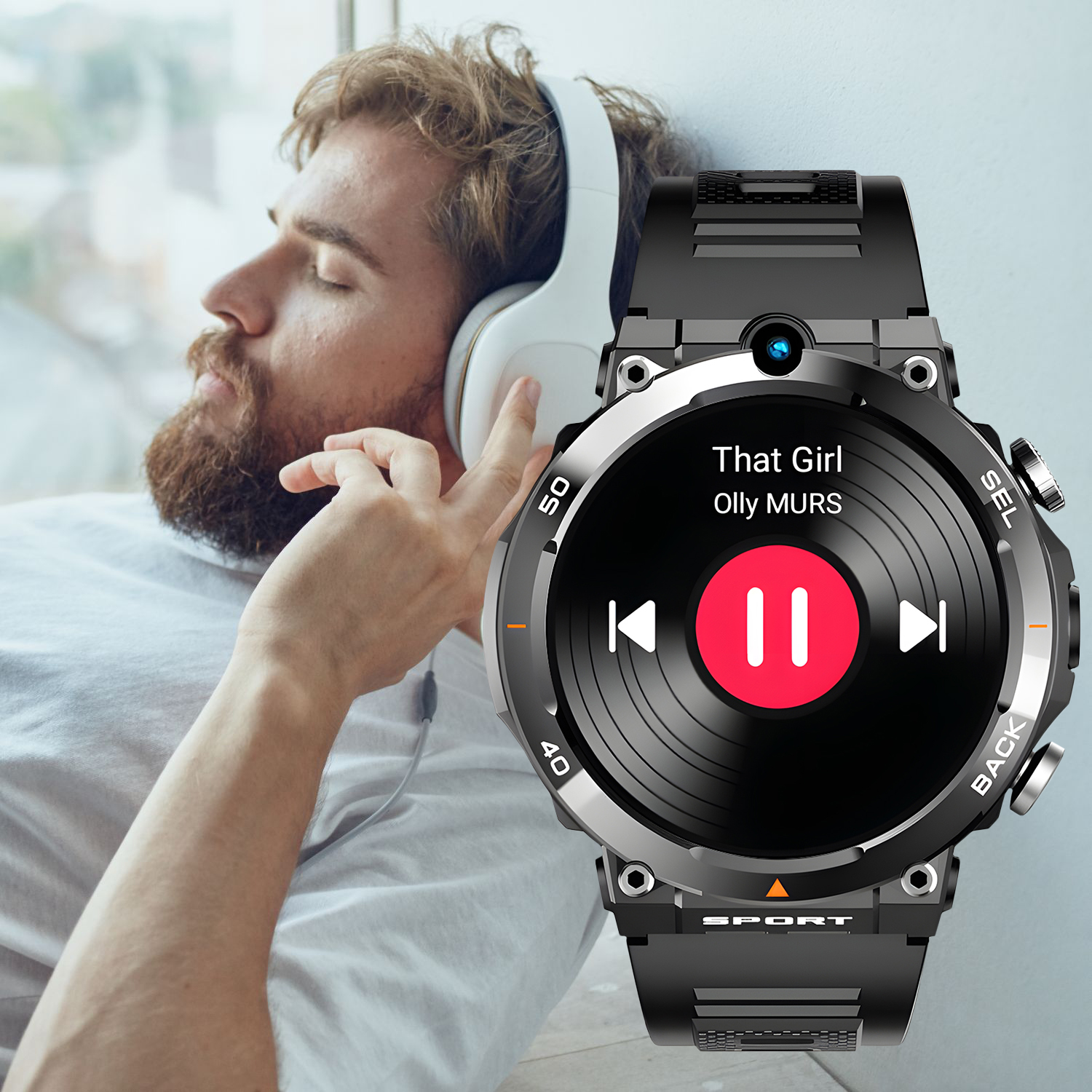 Mężczyzna słuchający muzyki przez duże słuchawki; na pierwszym planie smartwatch z wyświetlonym interfejsem odtwarzacza muzyki.