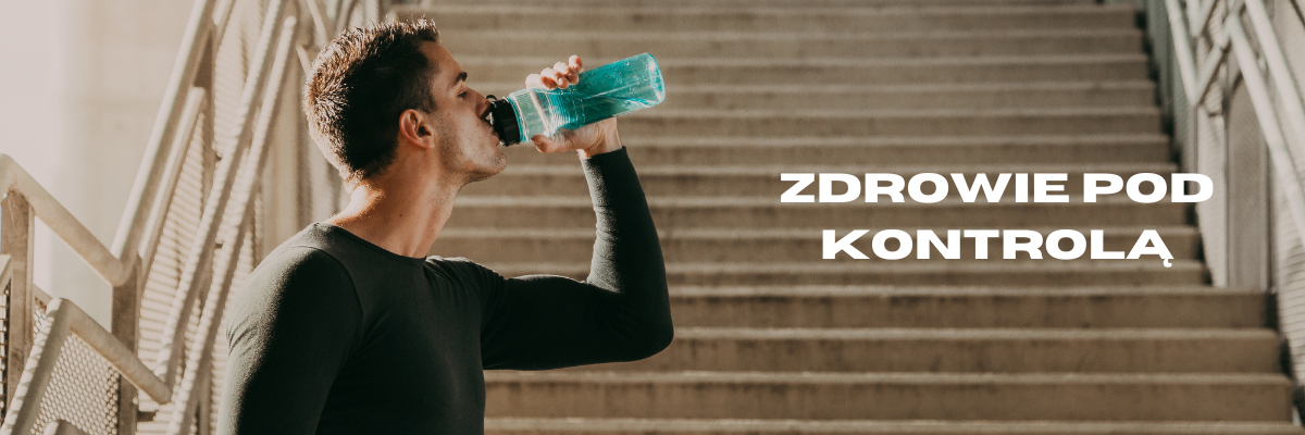Mężczyzna w sportowym ubraniu pije wodę z butelki, stojąc przy schodach, obok napis ZDROWIE POD KONTROLĄ.