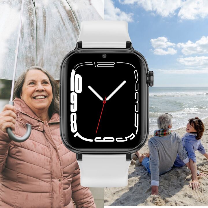 Zdjęcie kompozytowe z zegarkiem typu smartwatch na przedzie i starszą parą siedzącą na plaży z dzieckiem w tle.