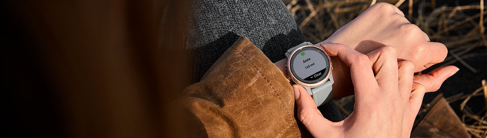 Zegarek Garmin Fenix 6S Silver Black Band z eleganckim designem i funkcjami sportowymi.