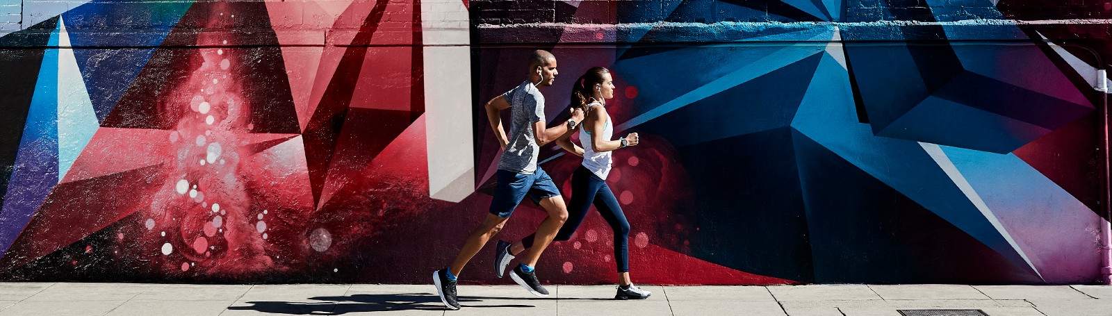 Zegarek Garmin Forerunner 245 Music Aqua w kolorze niebieskim, idealny do biegania i treningów.