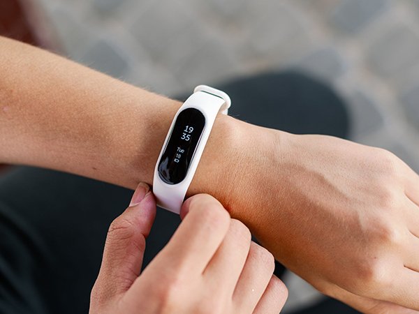 Czym się różni smartwatch od smartband?