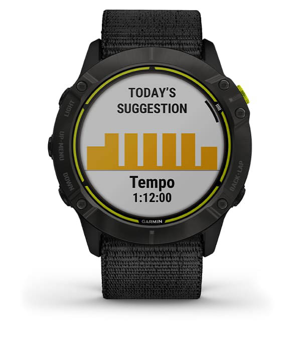 Zegarek sportowy marki Garmin z czarnym paskiem i propozycją treningu na ekranie.
