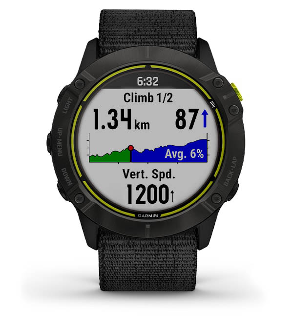 Zegarek sportowy Garmin na czarnym pasku z wyświetlaczem pokazującym dystans, średnie nachylenie i prędkość wertykalną.