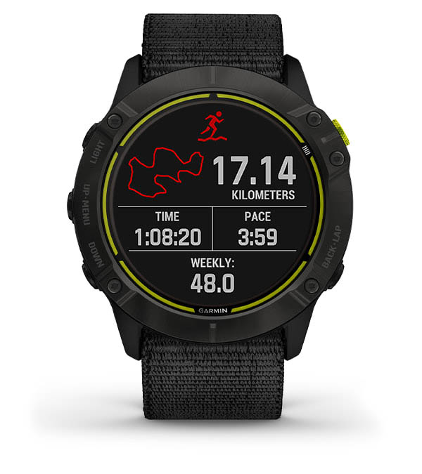 Zdjęcie czarnego sportowego zegarka Garmin z wyświetlaczem pokazującym przebyty dystans, czas i tempo biegu.