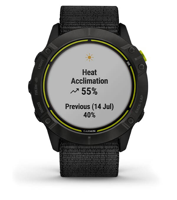 Zegarek sportowy Garmin na czarnym pasku, wyświetlacz pokazuje status aklimatyzacji cieplnej na poziomie 55%.