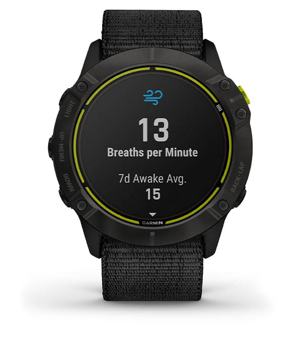 Zdjęcie czarnego sportowego zegarka Garmin wyświetlającego tętno oddychania na tarczy.