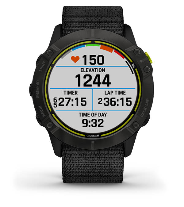 Czarny zegarek sportowy Garmin z kolorowym wyświetlaczem pokazującym puls, wysokość i czas.
