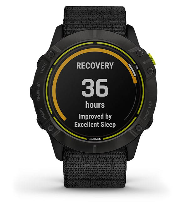 Czarny sportowy zegarek Garmin z wyświetlaczem pokazującym czas regeneracji: 36 godzin, poprawiony przez doskonały sen.