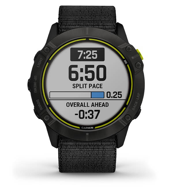 Zegarek sportowy marki Garmin z wyświetlaczem pokazującym czas, tempo biegu i inne dane treningowe.