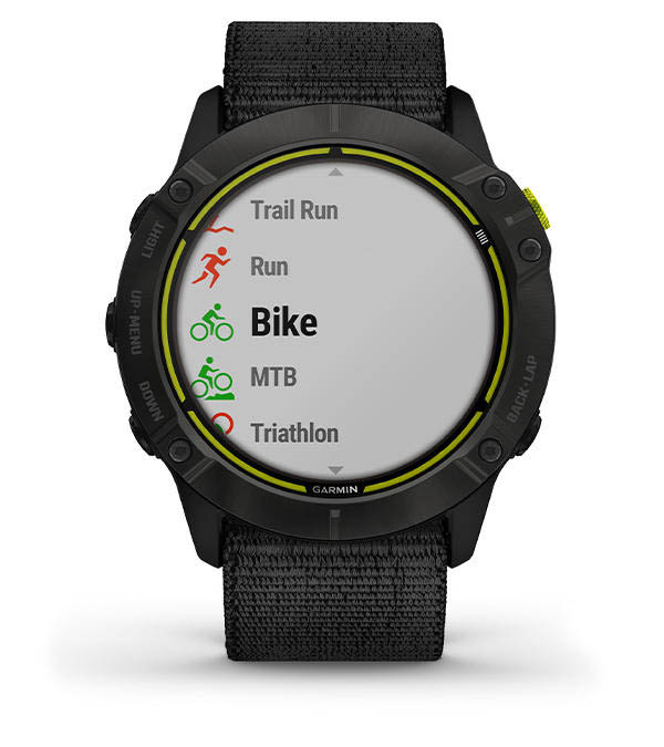 Czarny sportowy zegarek Garmin na tle białym, z wyświetlonymi trybami: bieg, rower, MTB, triatlon.