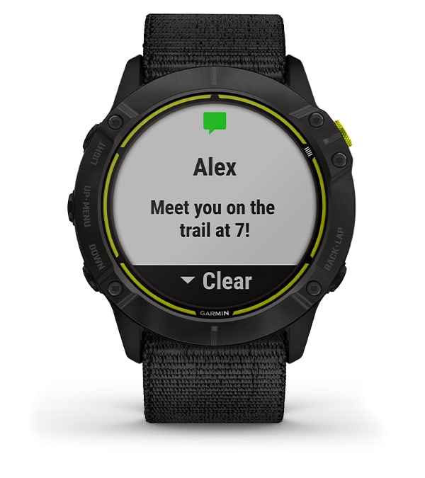 Zdjęcie smartwatcha Garmin z wyświetloną wiadomością tekstową od Alexa mówiącą Spotkamy się na szlaku o 7.