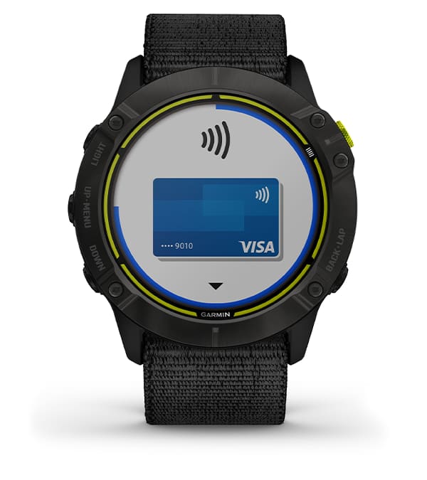 Zegarek sportowy marki Garmin z czarnym paskiem, wyświetlającym symbol płatności zbliżeniowej i kartę Visa na tarczy.