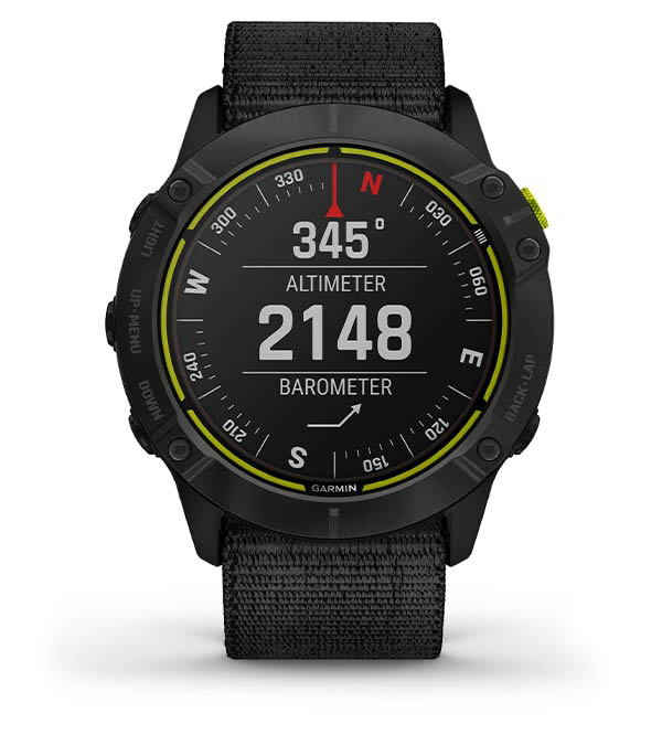 Czarny zegarek sportowy marki Garmin na białym tle, wyświetlający funkcje wysokościomierza i barometru.