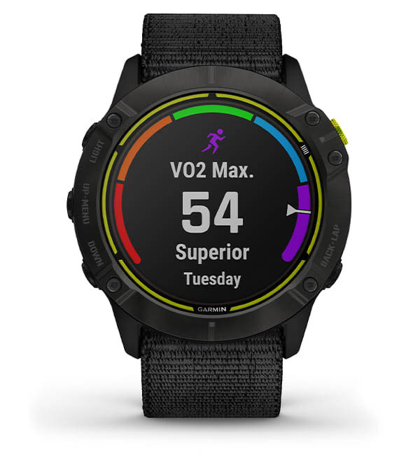 Zegarek sportowy Garmin na czarnym pasku z kolorową tarczą wyświetlającą VO2 Max i dni tygodnia.