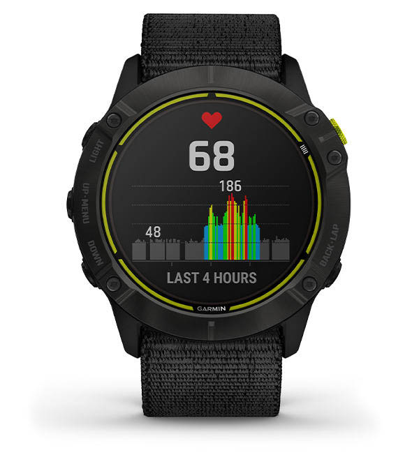 Czarny zegarek sportowy Garmin z wyświetlaczem pokazującym puls oraz wykres aktywności z ostatnich 4 godzin.