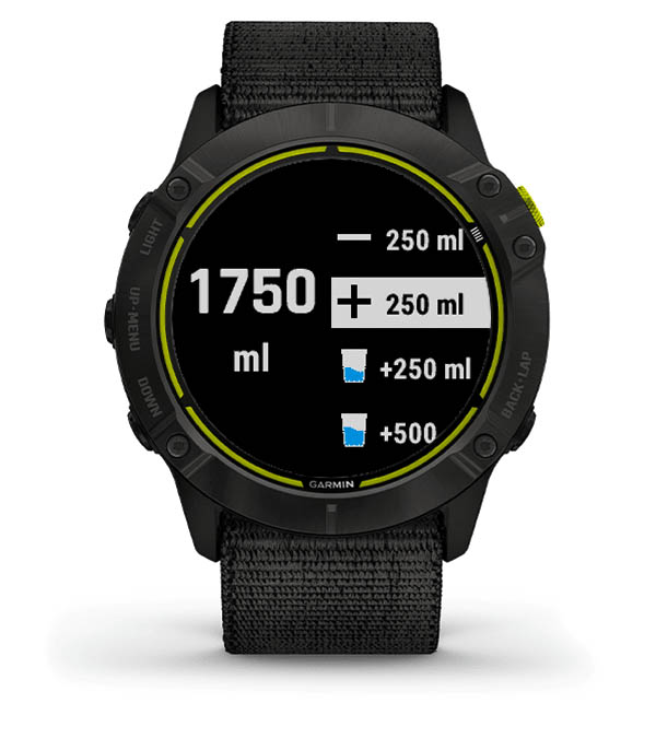 Zegarek sportowy marki Garmin na czarnym pasku, wyświetlający informacje o spożyciu wody w mililitrach.