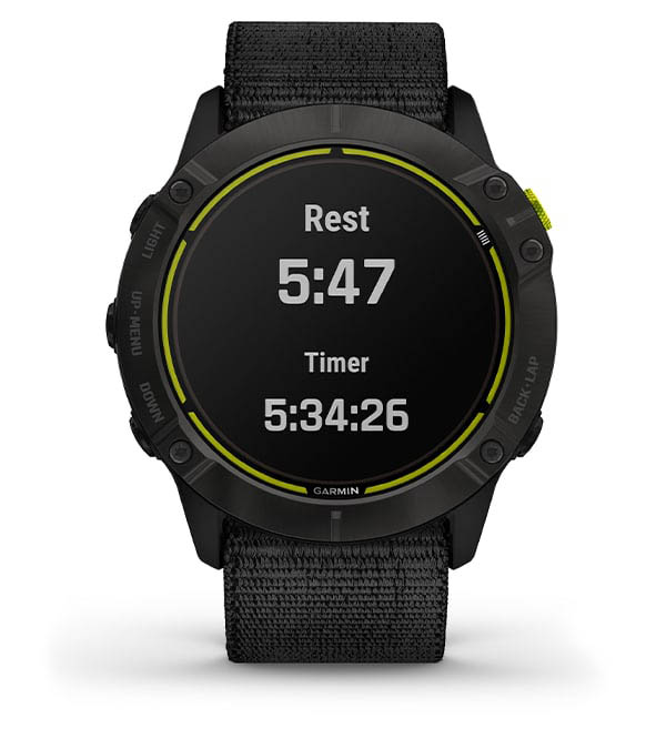 Czarny zegarek sportowy marki Garmin na czarnym pasku, z wyświetlaczem pokazującym czas odpoczynku i timer.