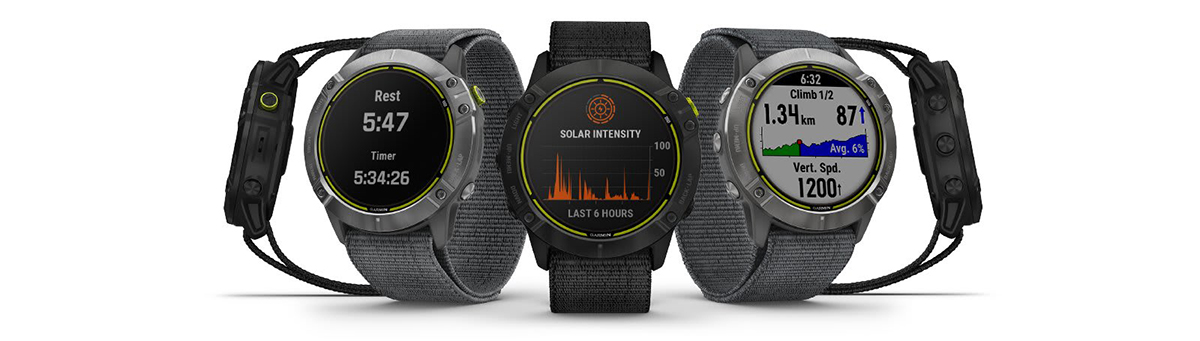 Cztery inteligentne zegarki sportowe Garmin Enduro z wyświetlaczami pokazującymi różne funkcje, takie jak czas, tętno i wysokość.