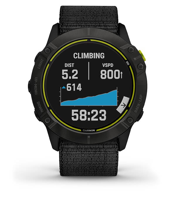 Zegarek sportowy Garmin na czarnym pasku, wyświetlający dane o wspinaczce: dystans, prędkość wznoszenia i czas.