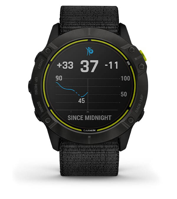 Zegarek sportowy Garmin na białym tle wyświetla monitor aktywności fizycznej i tętna.