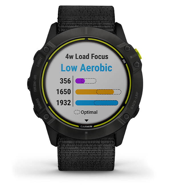 Zegarek sportowy Garmin na czarnym pasku, wyświetlający interfejs z danymi o treningu aerobowym.