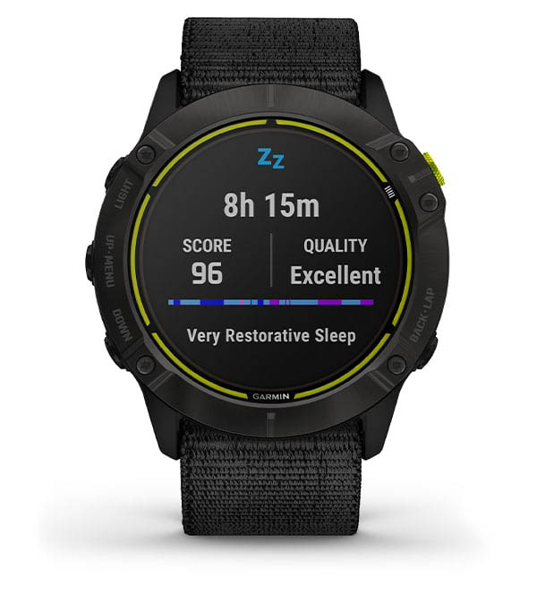 Czarny sportowy zegarek Garmin na tle, wyświetlający dane o jakości snu: czas, punktację i ocenę jako Excellent.