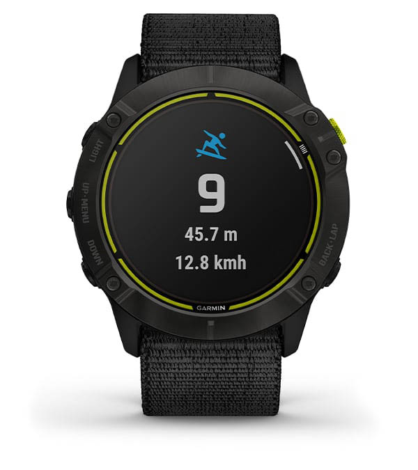Zegarek sportowy marki Garmin z czarnym paskiem i wyświetlaczem pokazującym czas, dystans oraz prędkość.