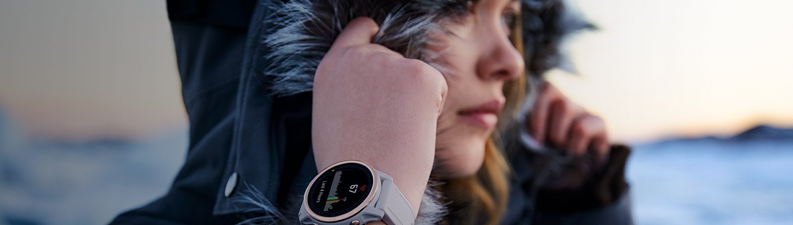Zegarek Garmin Fenix 6S w srebrnej obudowie z czarnym paskiem, idealny do aktywności outdoorowych.