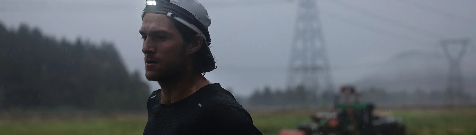 Zegarek Garmin Forerunner 255 Music w kolorze czarnym, idealny dla biegaczy i miłośników sportu.