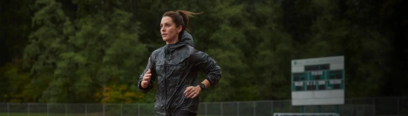 Zegarek Garmin Forerunner 255 Music w kolorze czarnym, idealny do biegania i treningów.