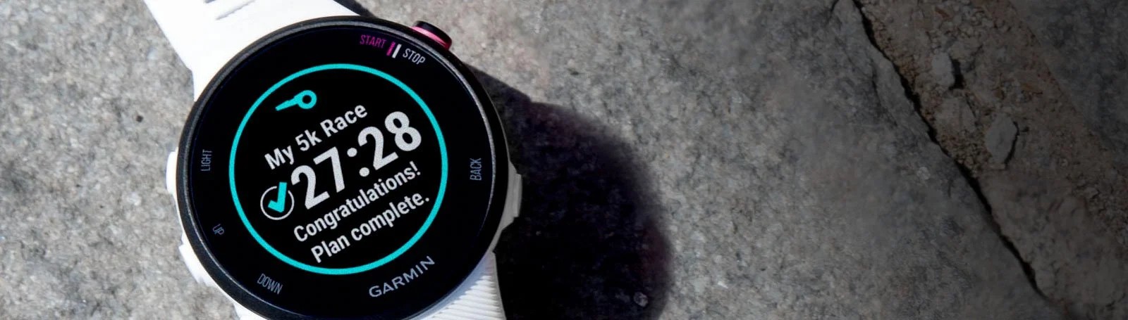 Zegarek Garmin Forerunner 45S Iris w kolorze fioletowym, idealny do biegania i monitorowania aktywności.