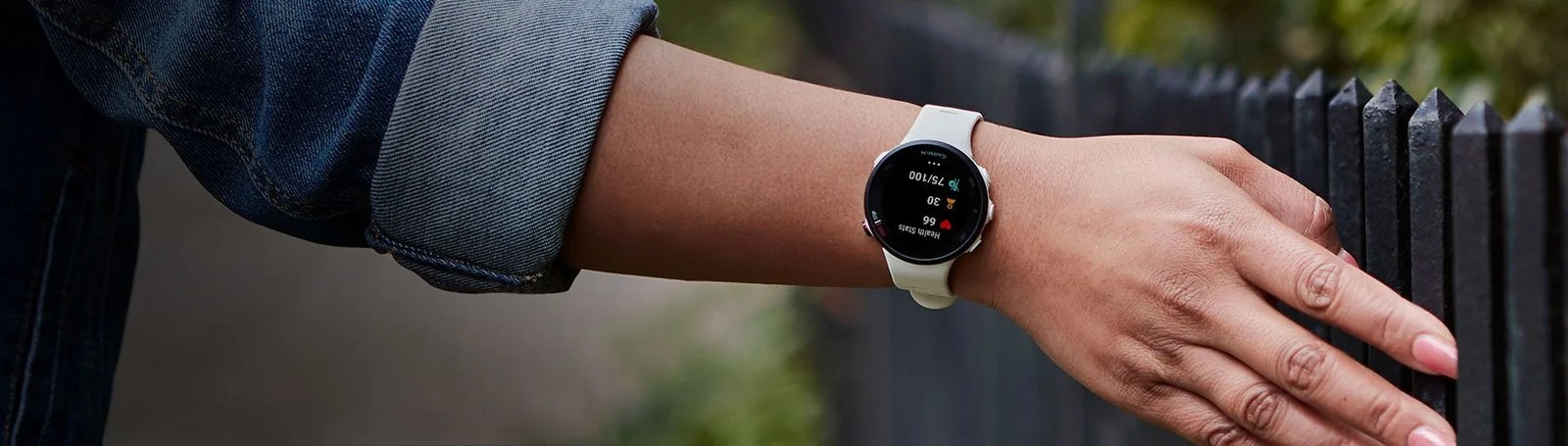 Zegarek Garmin Forerunner 45S Iris w kolorze fioletowym, idealny do biegania i aktywności sportowych.